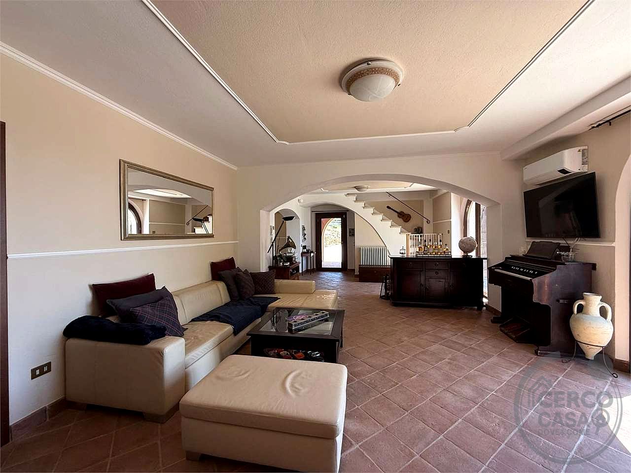 GUALDO CATTANEO - SAN TERENZIANO: SPLENDIDA VILLA CON PISCINA