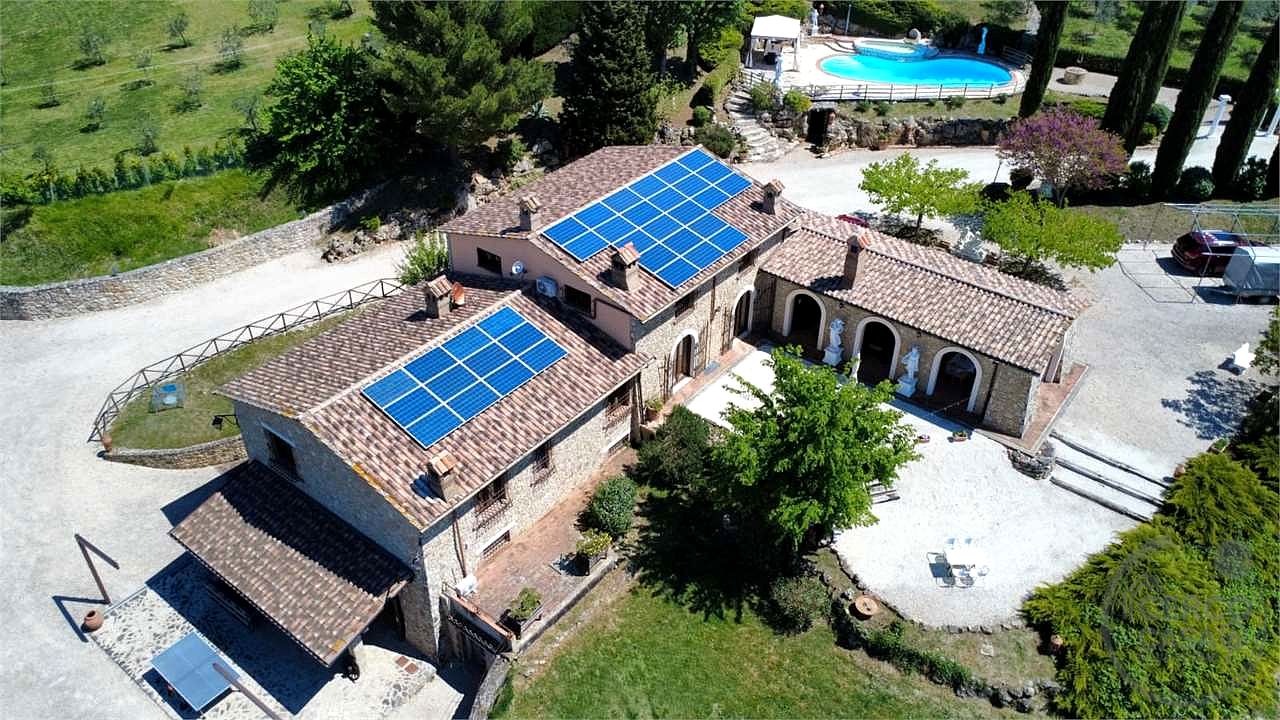 GUALDO CATTANEO - SAN TERENZIANO: SPLENDIDA VILLA CON PISCINA