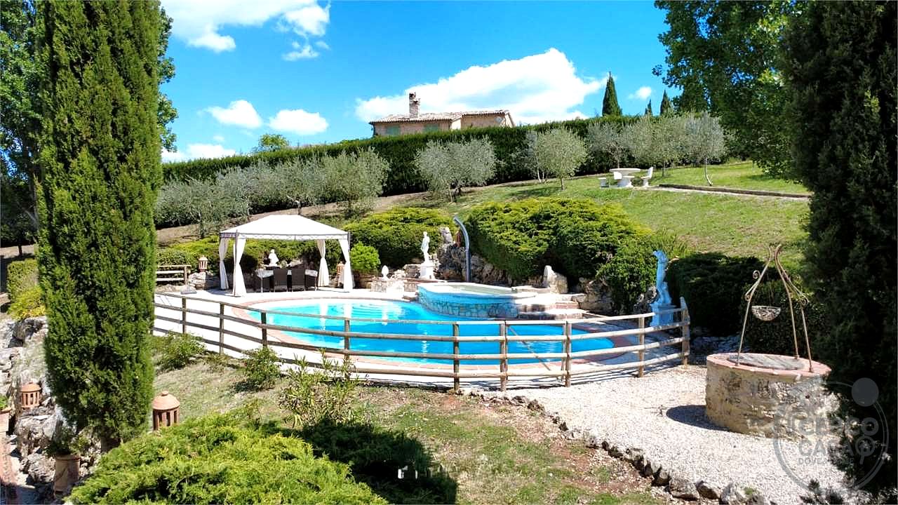 GUALDO CATTANEO - SAN TERENZIANO: SPLENDIDA VILLA CON PISCINA