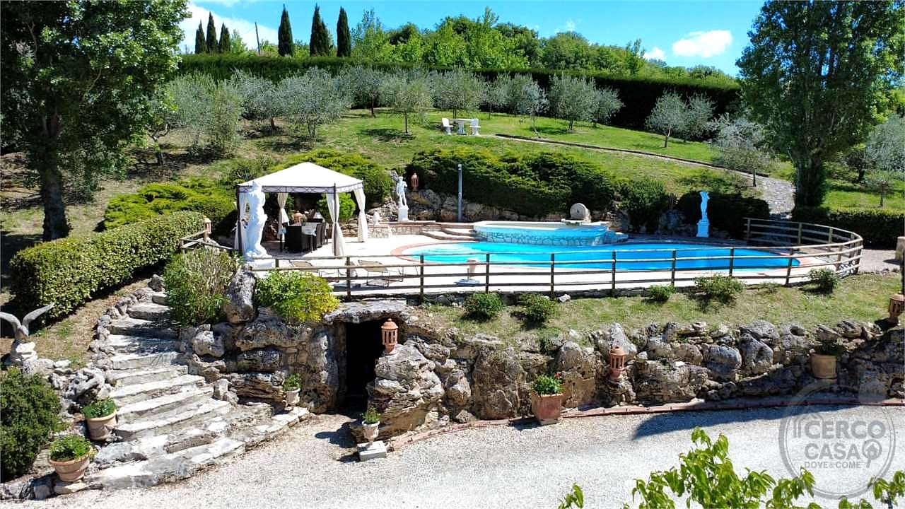 GUALDO CATTANEO - SAN TERENZIANO: SPLENDIDA VILLA CON PISCINA