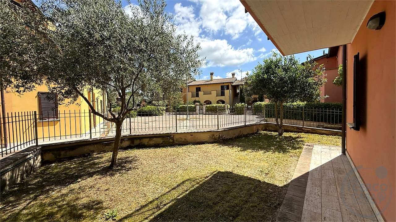 TODI - ROSCETO: APPARTAMENTO CON GIARDINO ESCLUSIVO