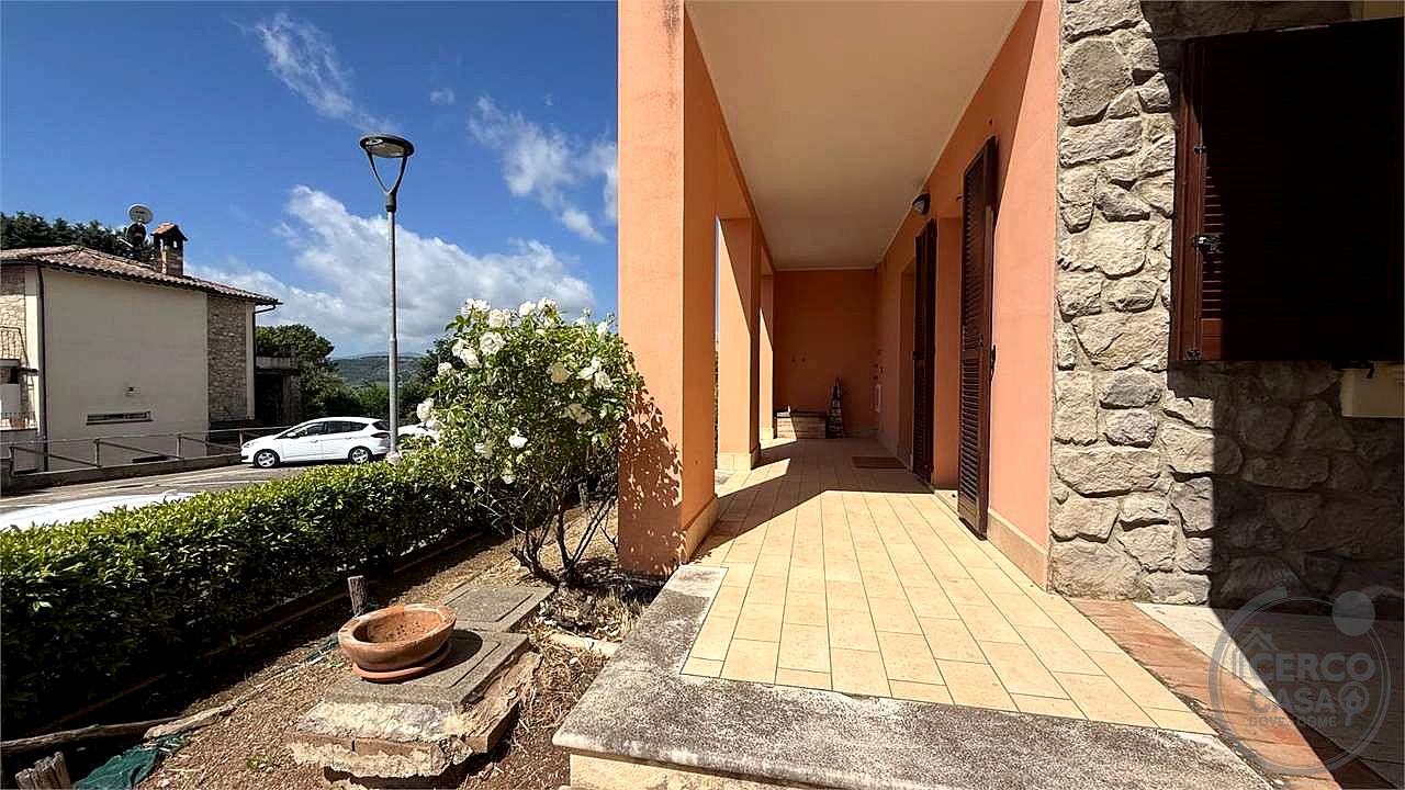 TODI - ROSCETO: APPARTAMENTO CON GIARDINO ESCLUSIVO