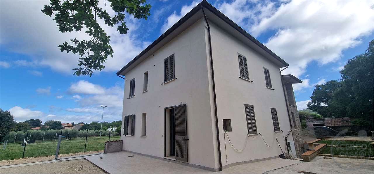 GUALDO CATTANEO - GRUTTI: PORZIONE DI BIFAMILIARE CON GIARDINO