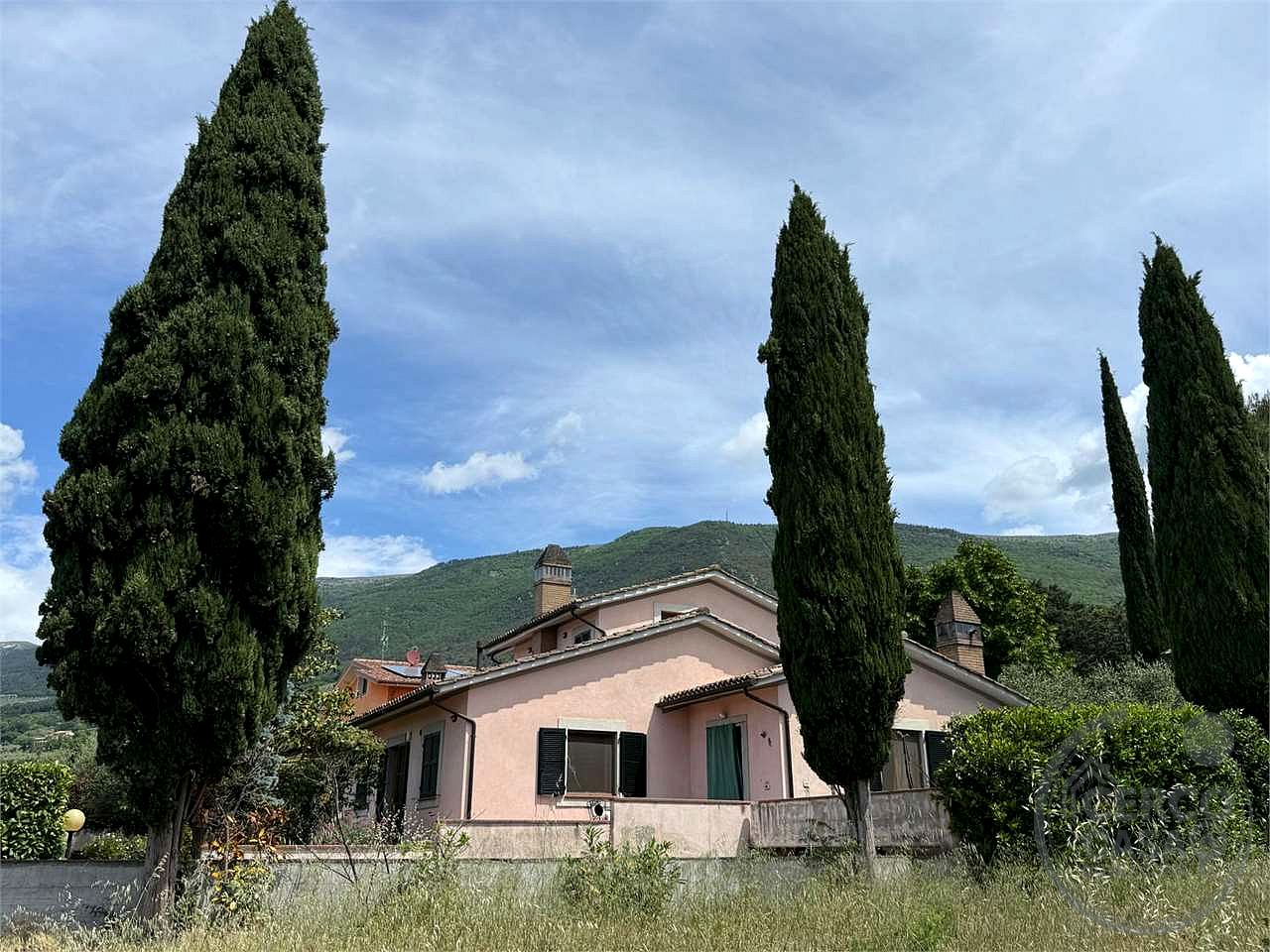 SPELLO - CAPITAN LORETO: VILLA CON DUE UNITA' ABITATIVE E TERRENO CIRCOSTANTE
