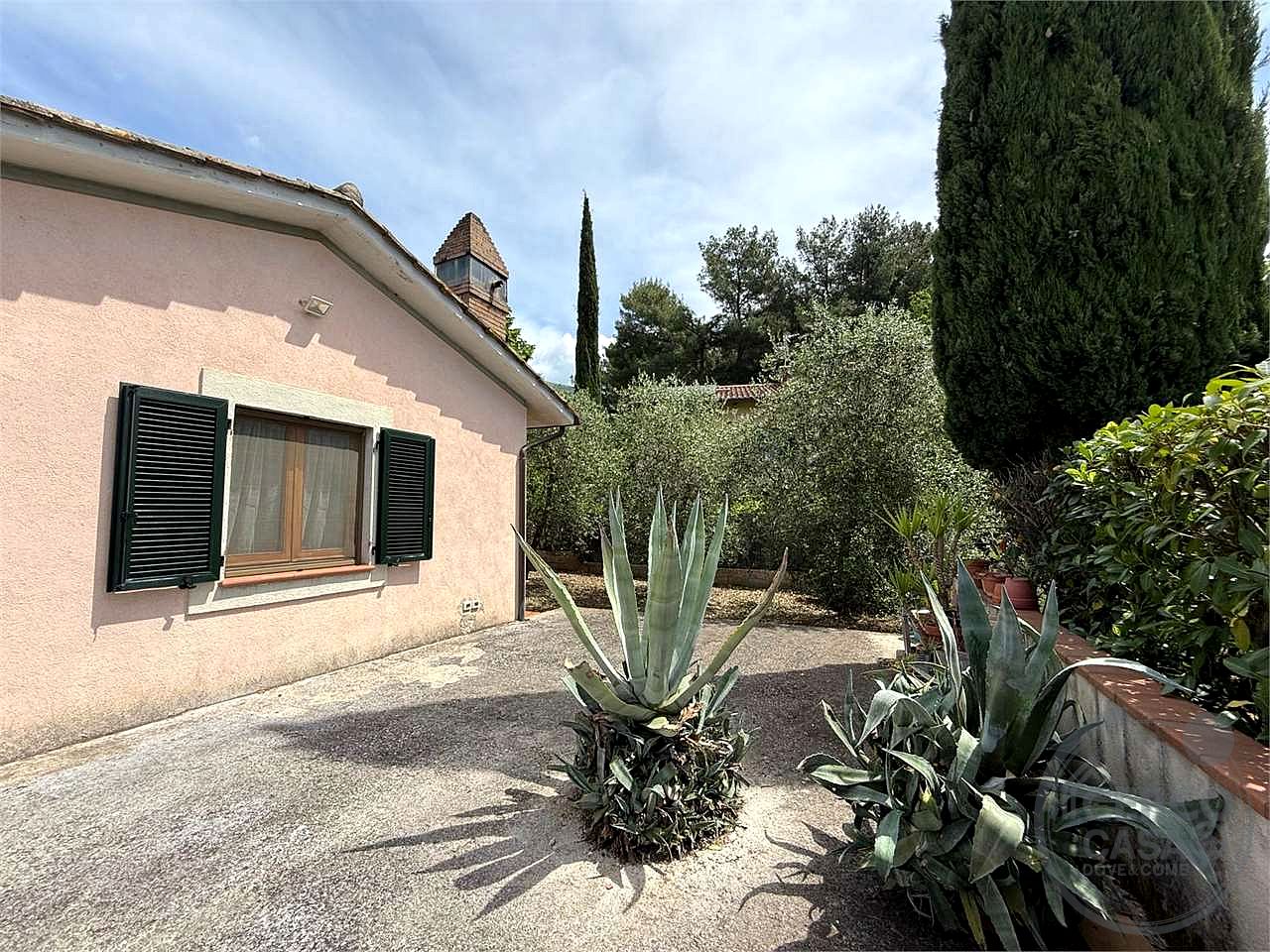 SPELLO - CAPITAN LORETO: VILLA CON DUE UNITA' ABITATIVE E TERRENO CIRCOSTANTE