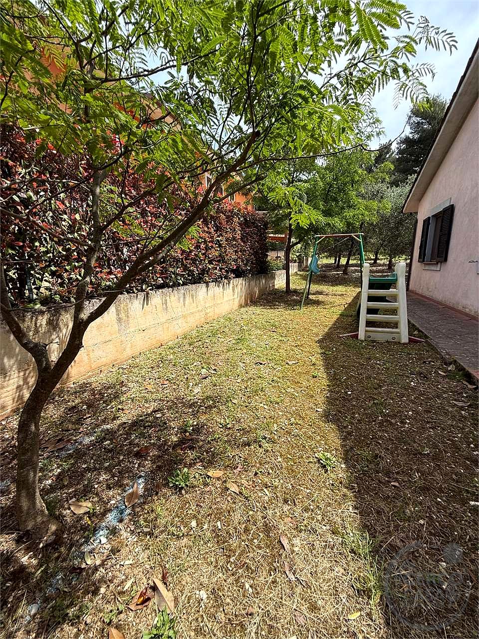 SPELLO - CAPITAN LORETO: VILLA CON DUE UNITA' ABITATIVE E TERRENO CIRCOSTANTE