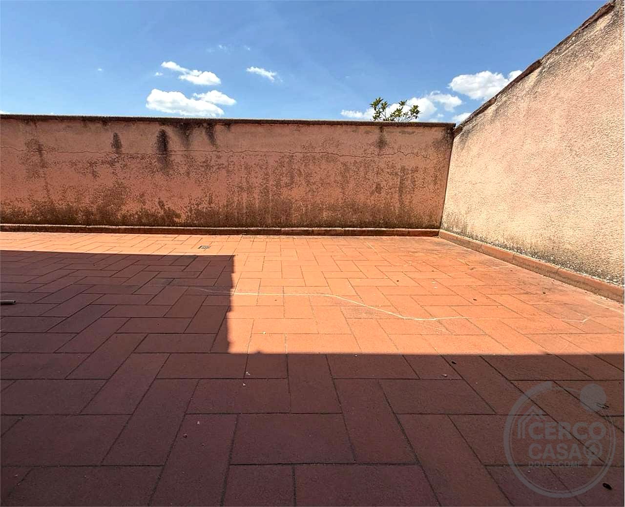 SPELLO - CAPITAN LORETO: VILLA CON DUE UNITA' ABITATIVE E TERRENO CIRCOSTANTE