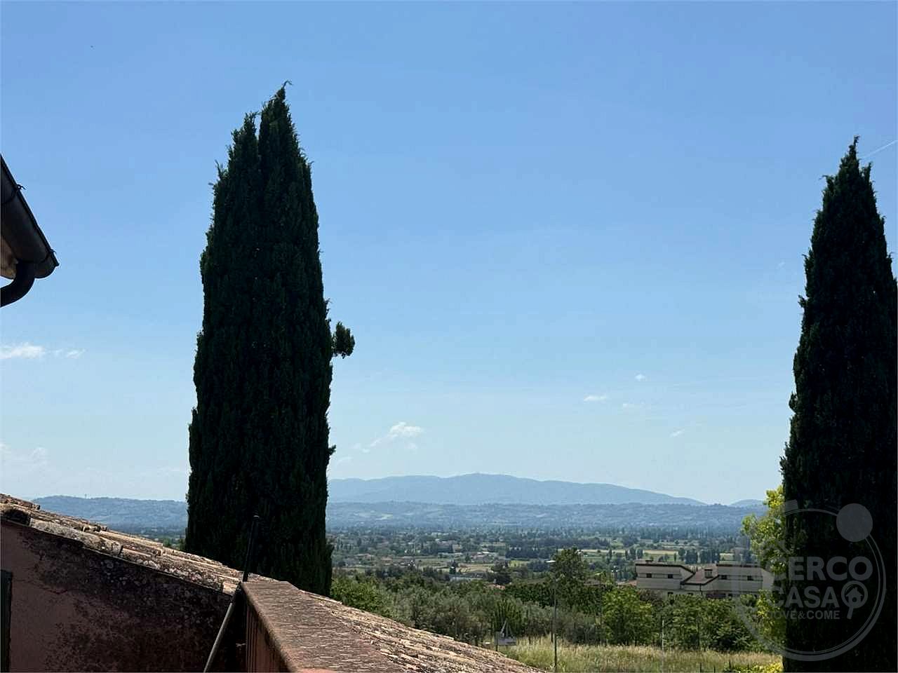 SPELLO - CAPITAN LORETO: VILLA CON DUE UNITA' ABITATIVE E TERRENO CIRCOSTANTE