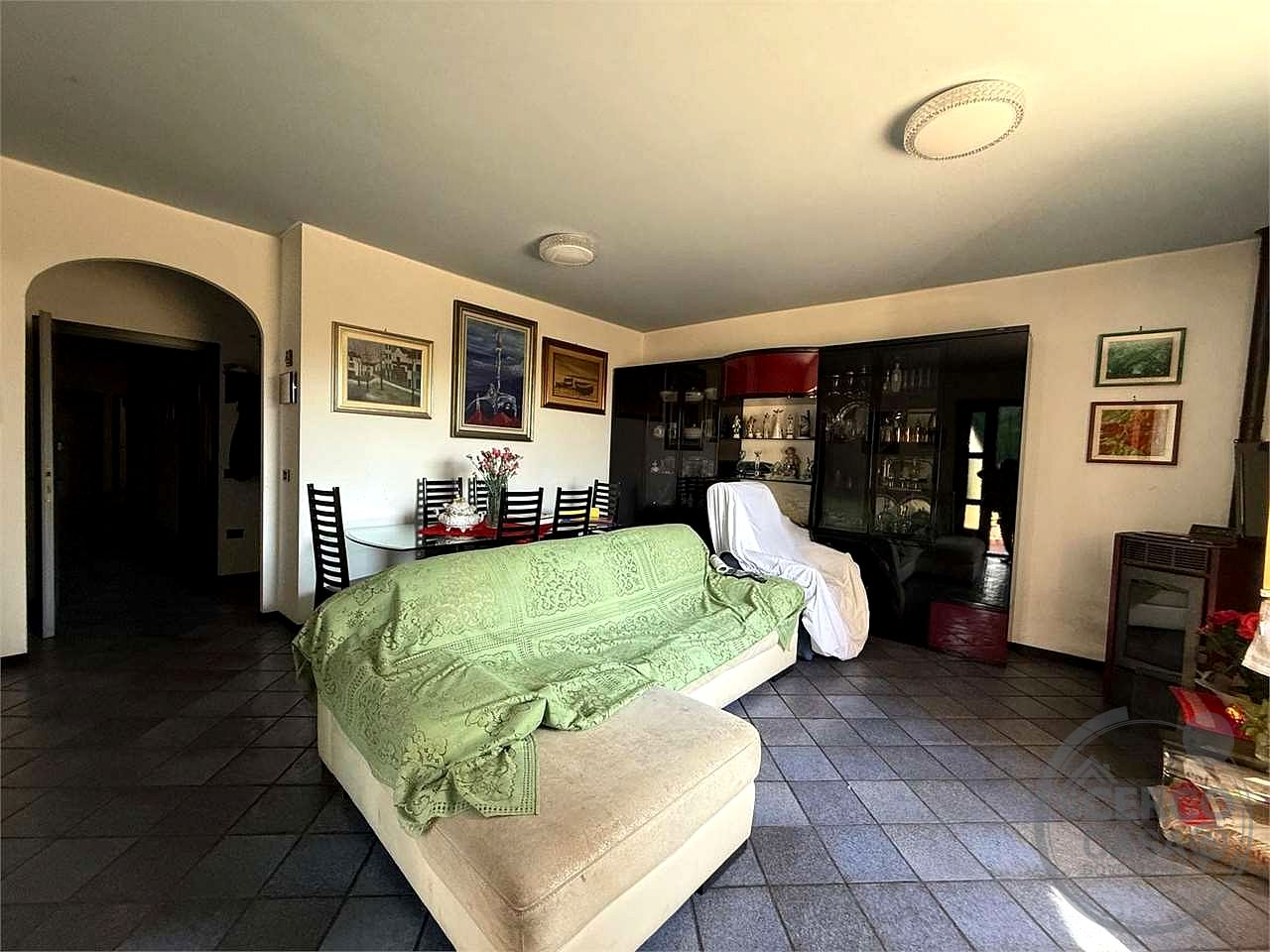 SPELLO - CAPITAN LORETO: VILLA CON DUE UNITA' ABITATIVE E TERRENO CIRCOSTANTE