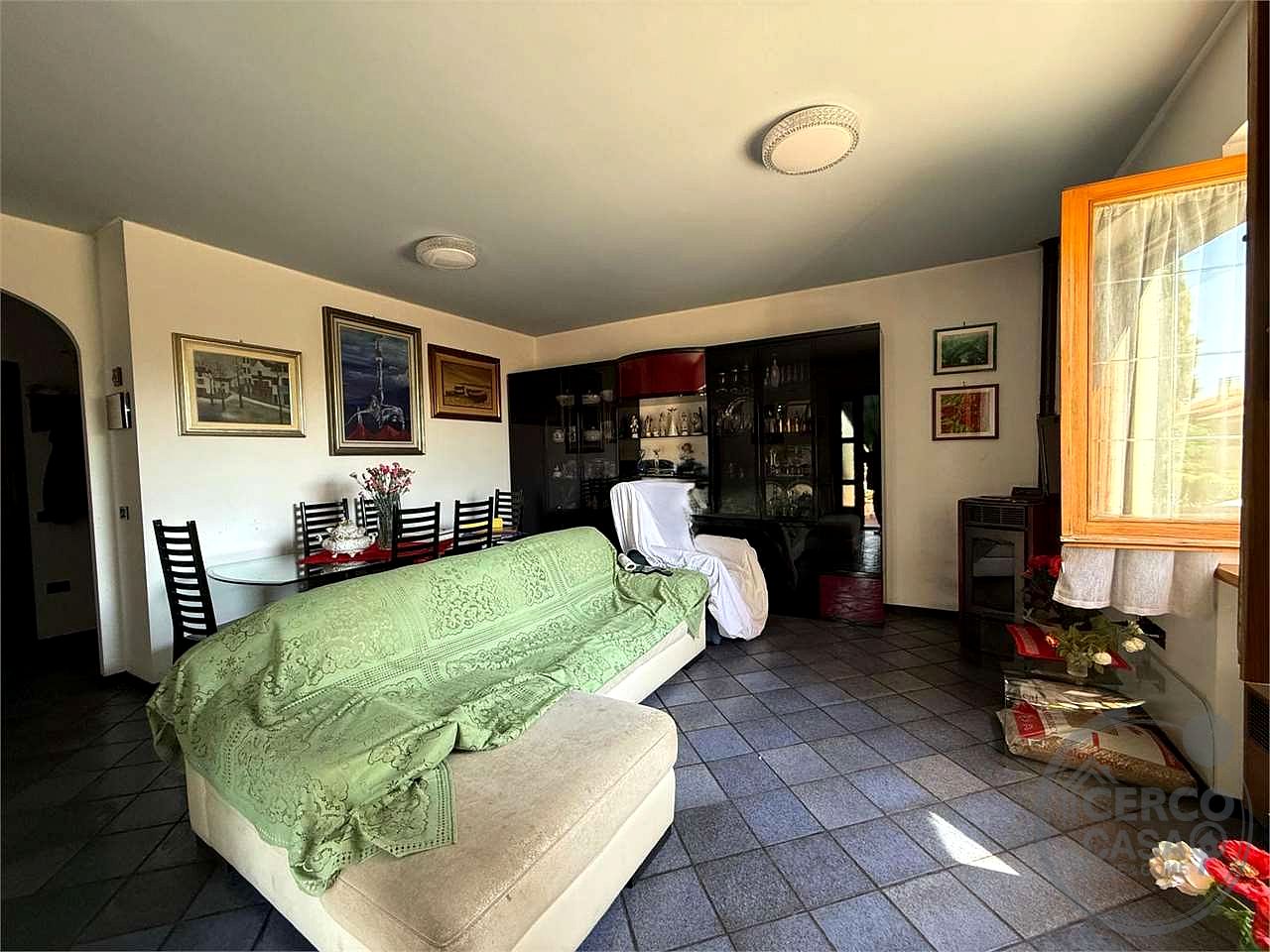 SPELLO - CAPITAN LORETO: VILLA CON DUE UNITA' ABITATIVE E TERRENO CIRCOSTANTE