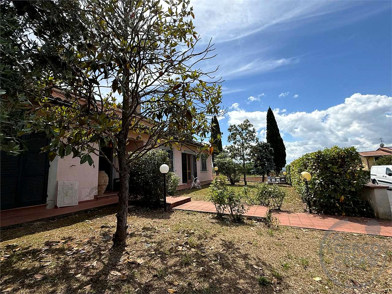 SPELLO - CAPITAN LORETO: VILLA CON DUE UNITA' ABITATIVE E TERRENO CIRCOSTANTE
