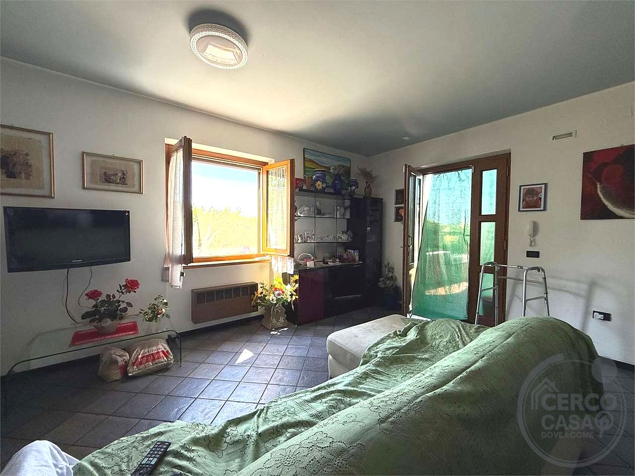 SPELLO - CAPITAN LORETO: VILLA CON DUE UNITA' ABITATIVE E TERRENO CIRCOSTANTE