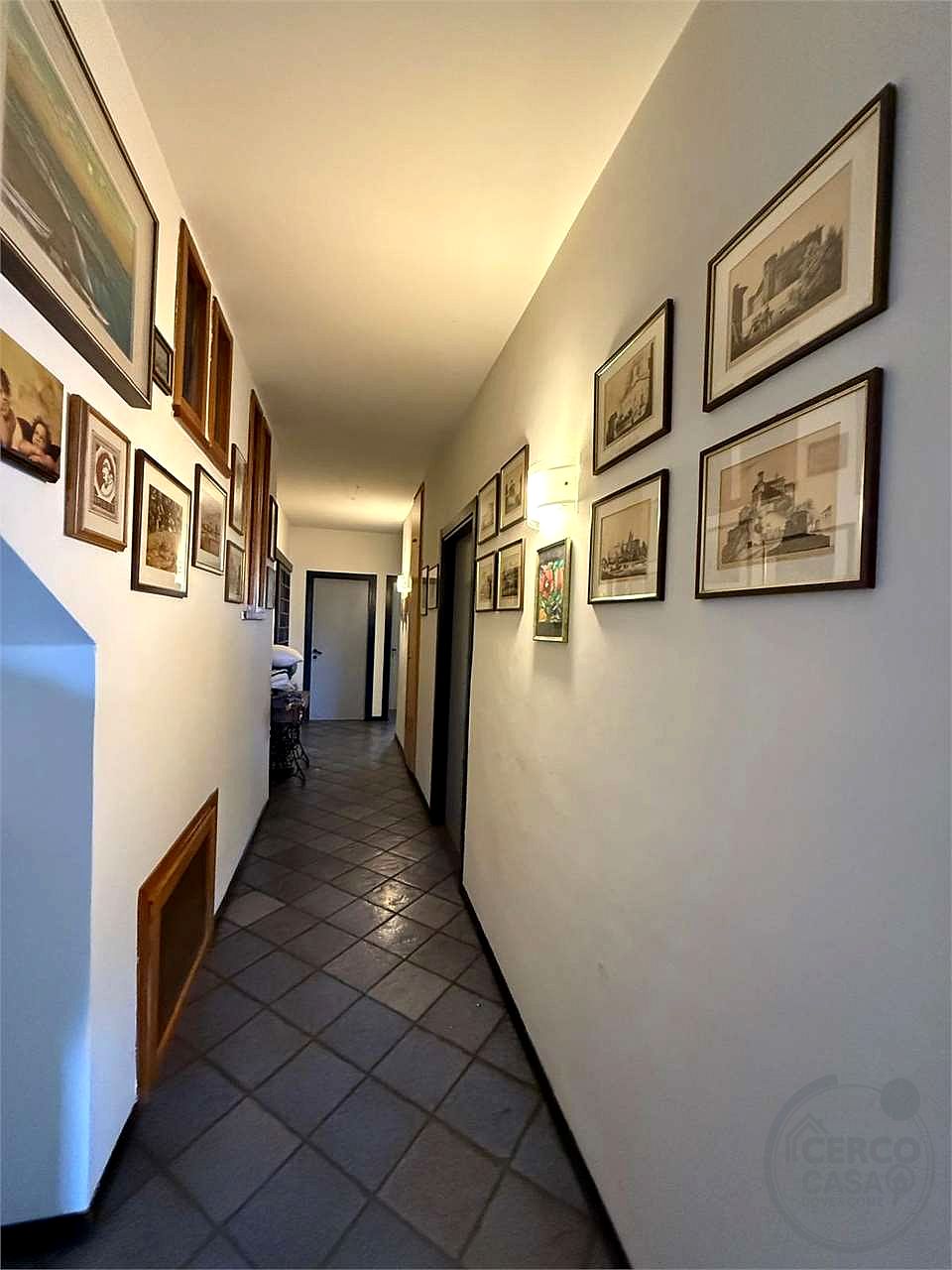 SPELLO - CAPITAN LORETO: VILLA CON DUE UNITA' ABITATIVE E TERRENO CIRCOSTANTE