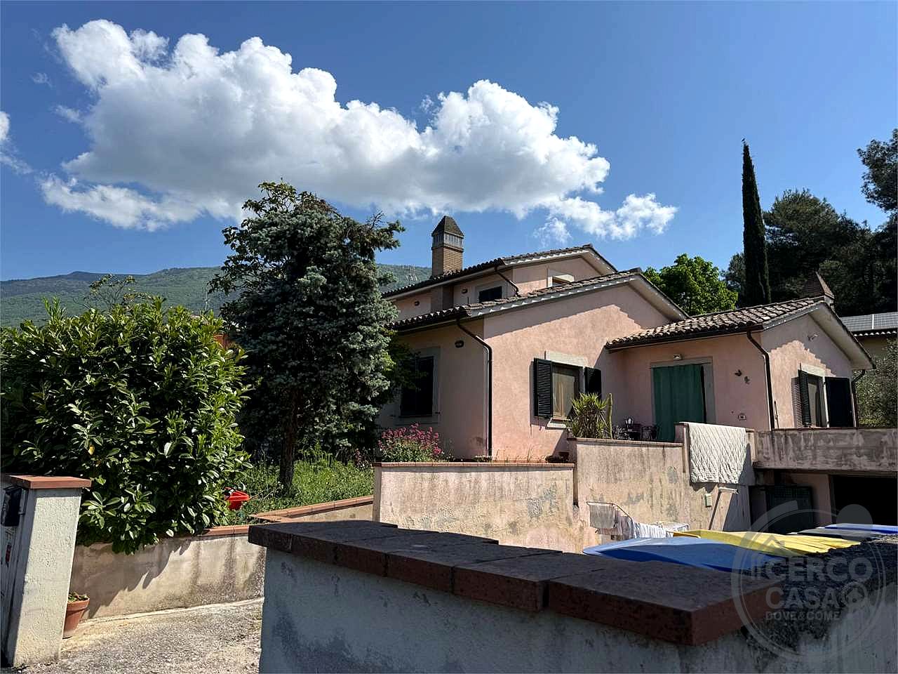 SPELLO - CAPITAN LORETO: VILLA CON DUE UNITA' ABITATIVE E TERRENO CIRCOSTANTE