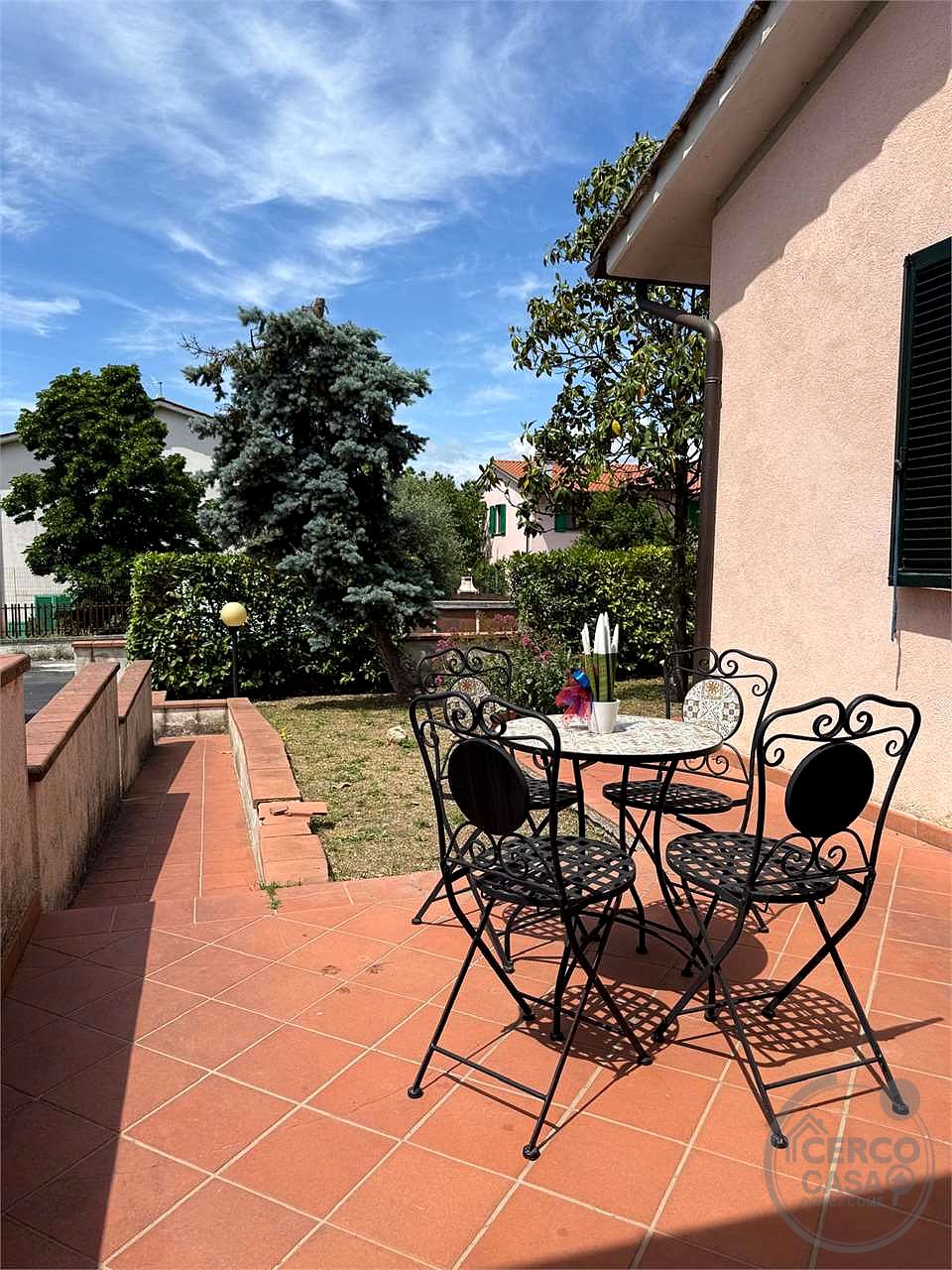 SPELLO - CAPITAN LORETO: VILLA CON DUE UNITA' ABITATIVE E TERRENO CIRCOSTANTE