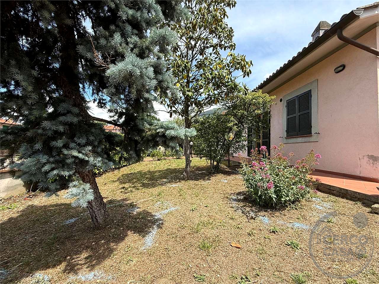 SPELLO - CAPITAN LORETO: VILLA CON DUE UNITA' ABITATIVE E TERRENO CIRCOSTANTE