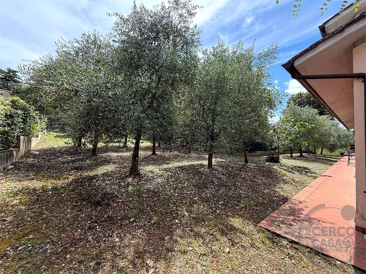 SPELLO - CAPITAN LORETO: VILLA CON DUE UNITA' ABITATIVE E TERRENO CIRCOSTANTE