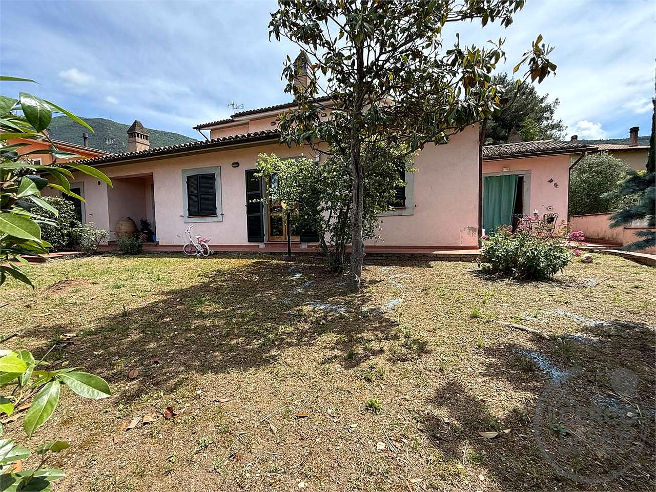 SPELLO - CAPITAN LORETO: VILLA CON DUE UNITA' ABITATIVE E TERRENO CIRCOSTANTE