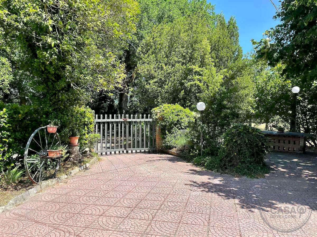 MASSA MARTANA - VILLA SAN FAUSTINO: CASA INDIPENDENTE CON PISCINA