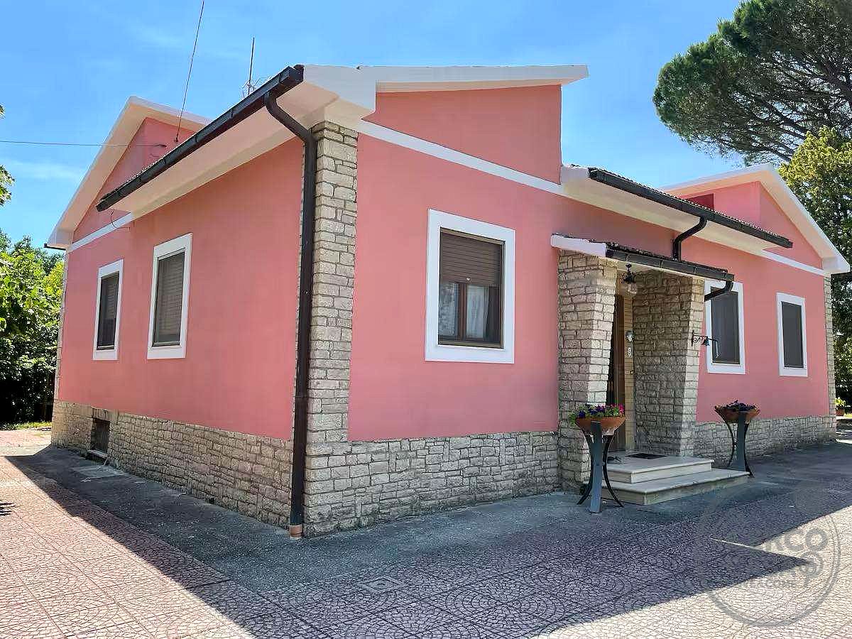 MASSA MARTANA - VILLA SAN FAUSTINO: CASA INDIPENDENTE CON PISCINA