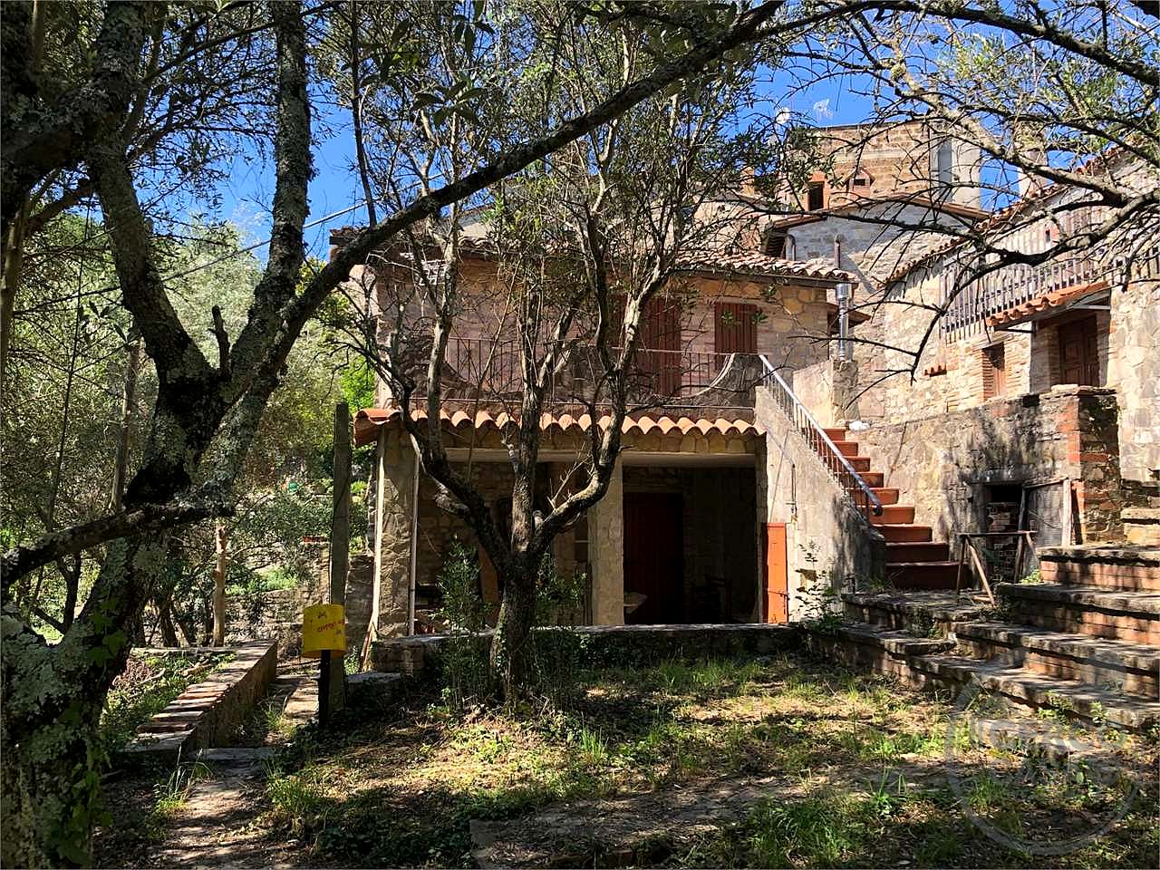 MONTE CASTELLO DI VIBIO - DOGLIO: DUE UNITA' ABITATIVE CON GIARDINO E TERRENO