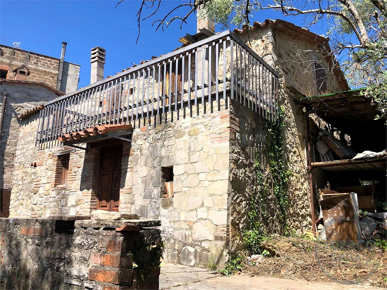MONTE CASTELLO DI VIBIO - DOGLIO: DUE UNITA' ABITATIVE CON GIARDINO E TERRENO