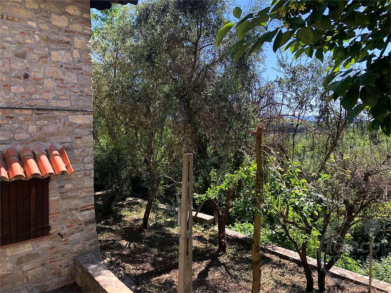 MONTE CASTELLO DI VIBIO - DOGLIO: DUE UNITA' ABITATIVE CON GIARDINO E TERRENO