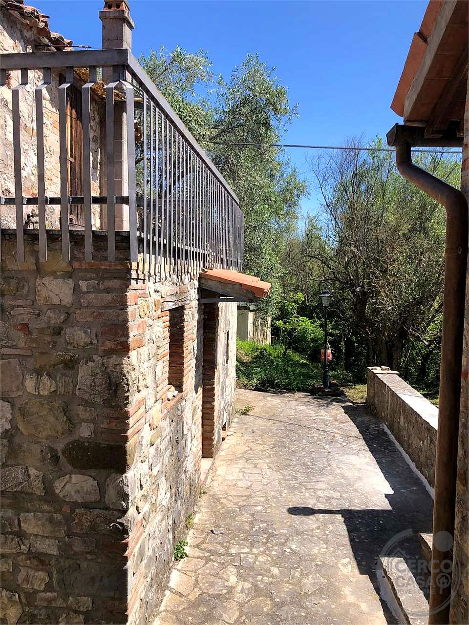 MONTE CASTELLO DI VIBIO - DOGLIO: DUE UNITA' ABITATIVE CON GIARDINO E TERRENO