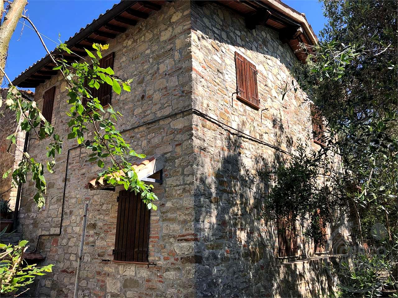 MONTE CASTELLO DI VIBIO - DOGLIO: DUE UNITA' ABITATIVE CON GIARDINO E TERRENO