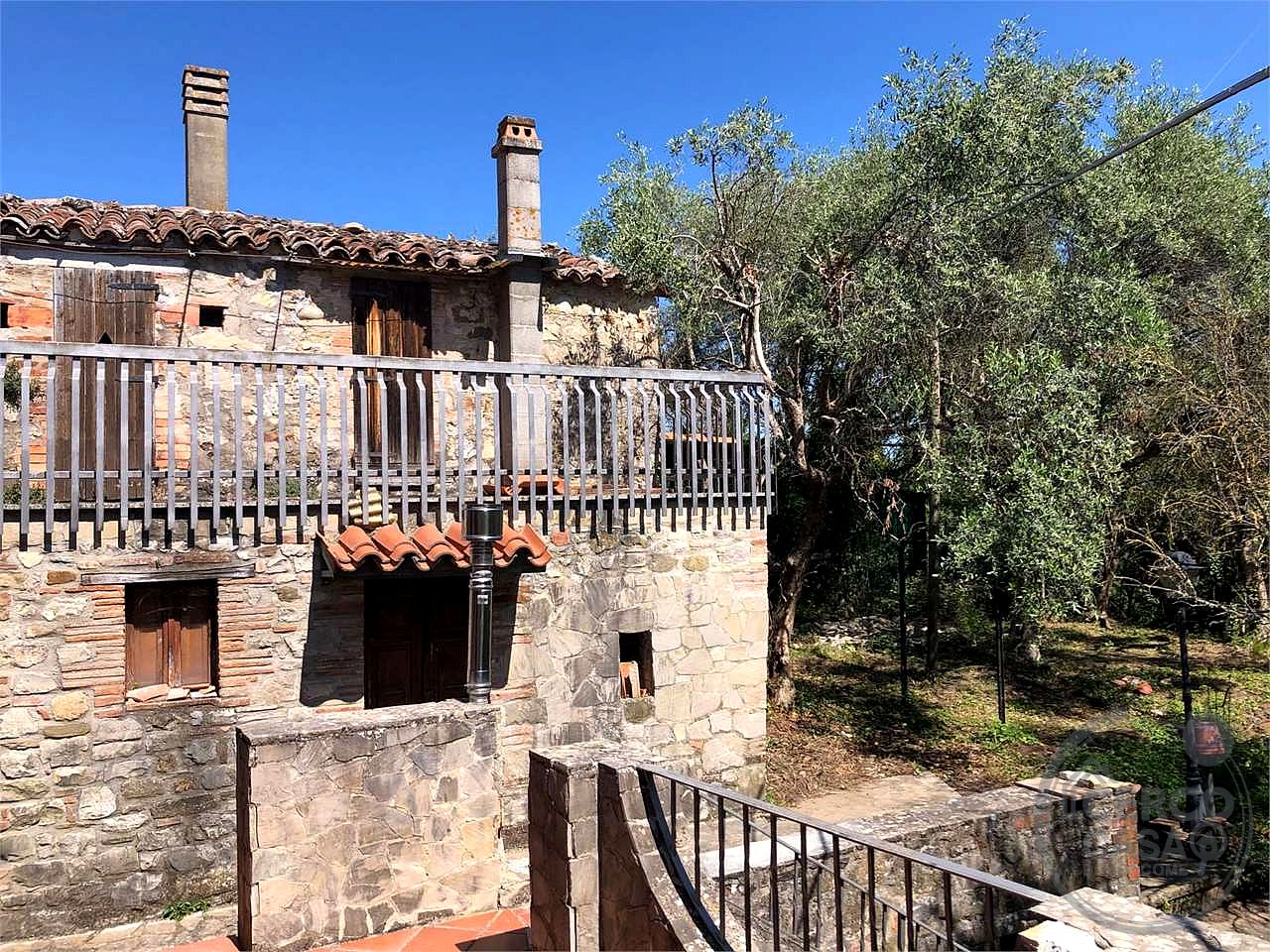 MONTE CASTELLO DI VIBIO - DOGLIO: DUE UNITA' ABITATIVE CON GIARDINO E TERRENO
