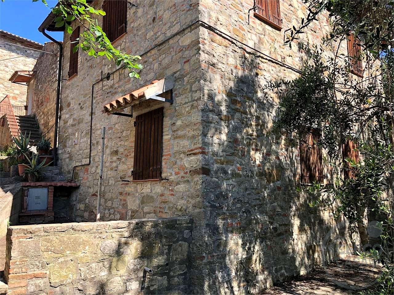 MONTE CASTELLO DI VIBIO - DOGLIO: DUE UNITA' ABITATIVE CON GIARDINO E TERRENO