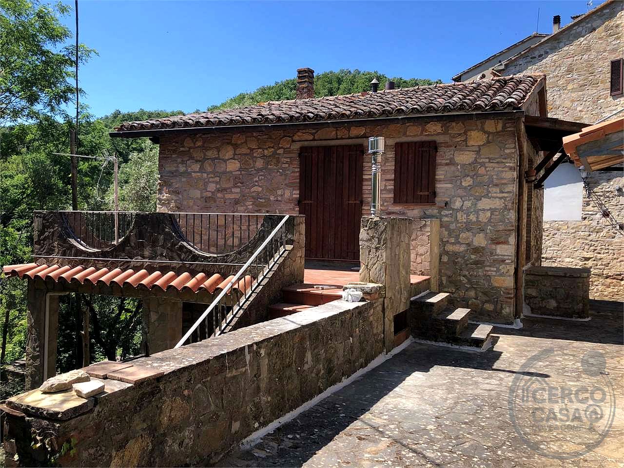 MONTE CASTELLO DI VIBIO - DOGLIO: DUE UNITA' ABITATIVE CON GIARDINO E TERRENO