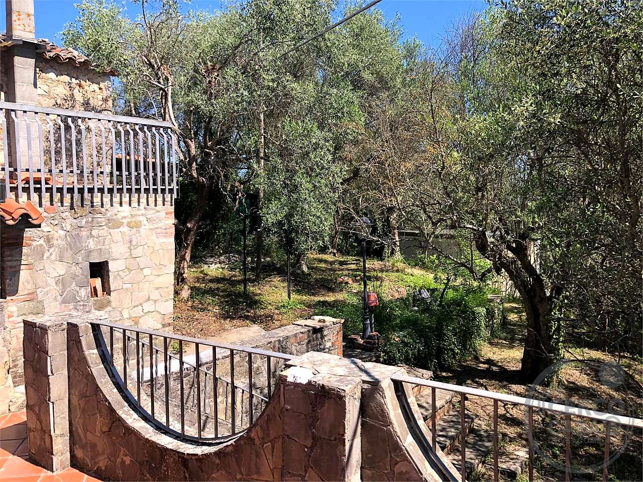 MONTE CASTELLO DI VIBIO - DOGLIO: DUE UNITA' ABITATIVE CON GIARDINO E TERRENO