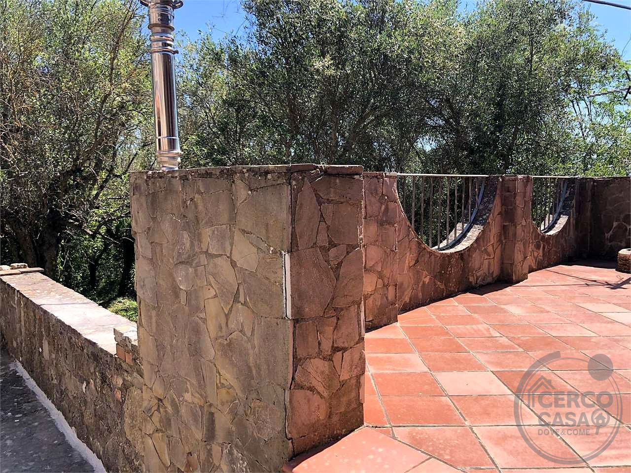 MONTE CASTELLO DI VIBIO - DOGLIO: DUE UNITA' ABITATIVE CON GIARDINO E TERRENO