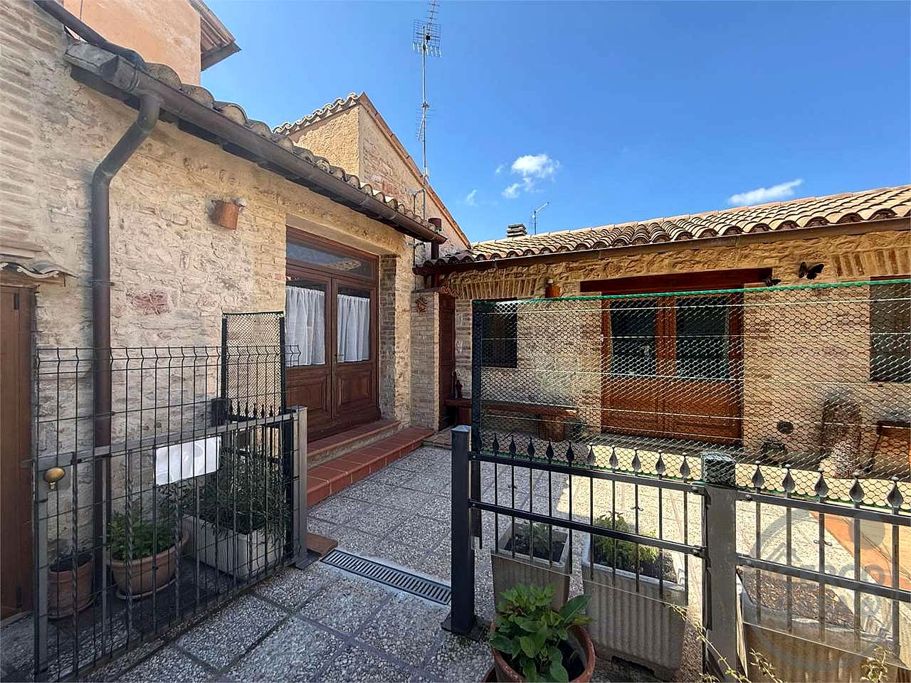 GIANO DELL'UMBRIA: CIELO-TERRA IN PIETRA CON CORTE ESCLUSIVA E DEPENDANCE
