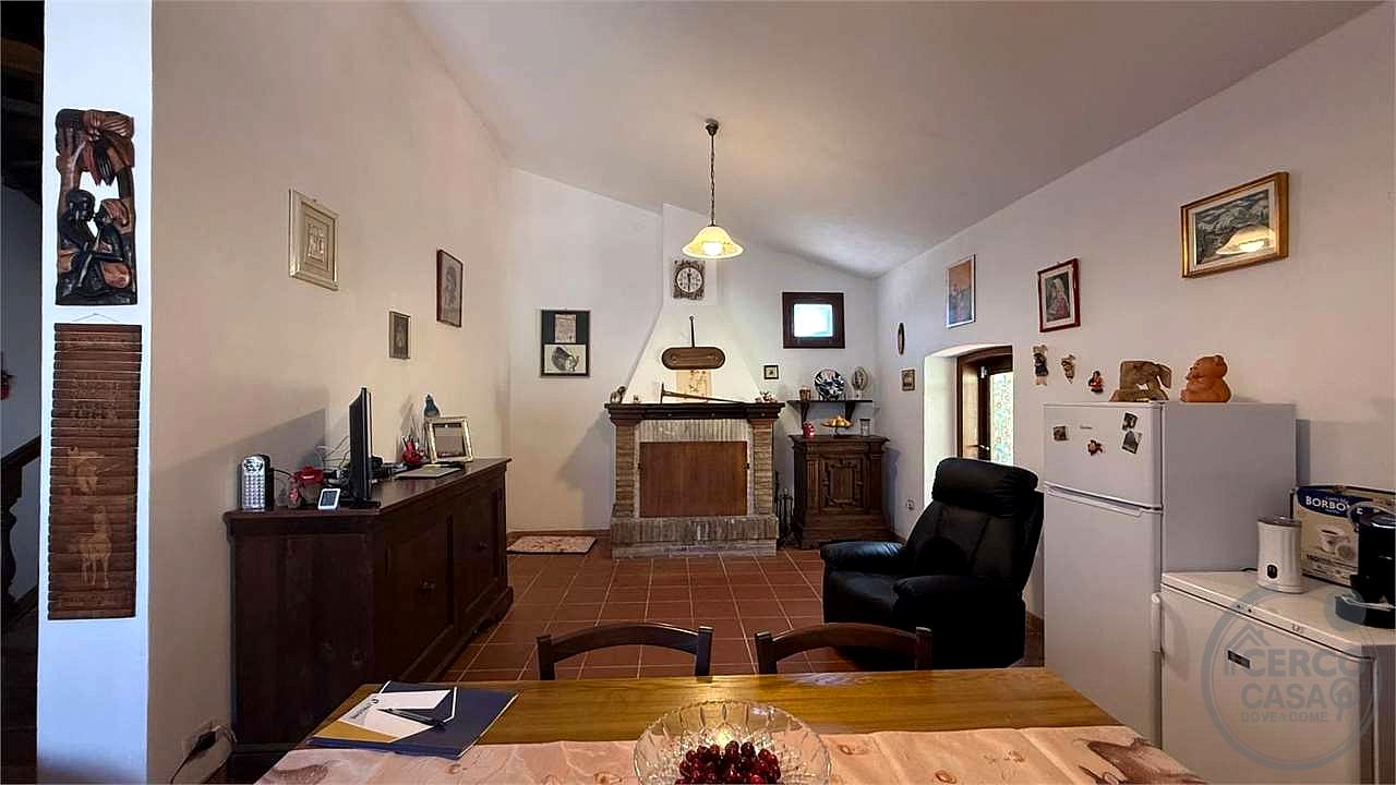 GIANO DELL'UMBRIA: CIELO-TERRA IN PIETRA CON CORTE ESCLUSIVA E DEPENDANCE