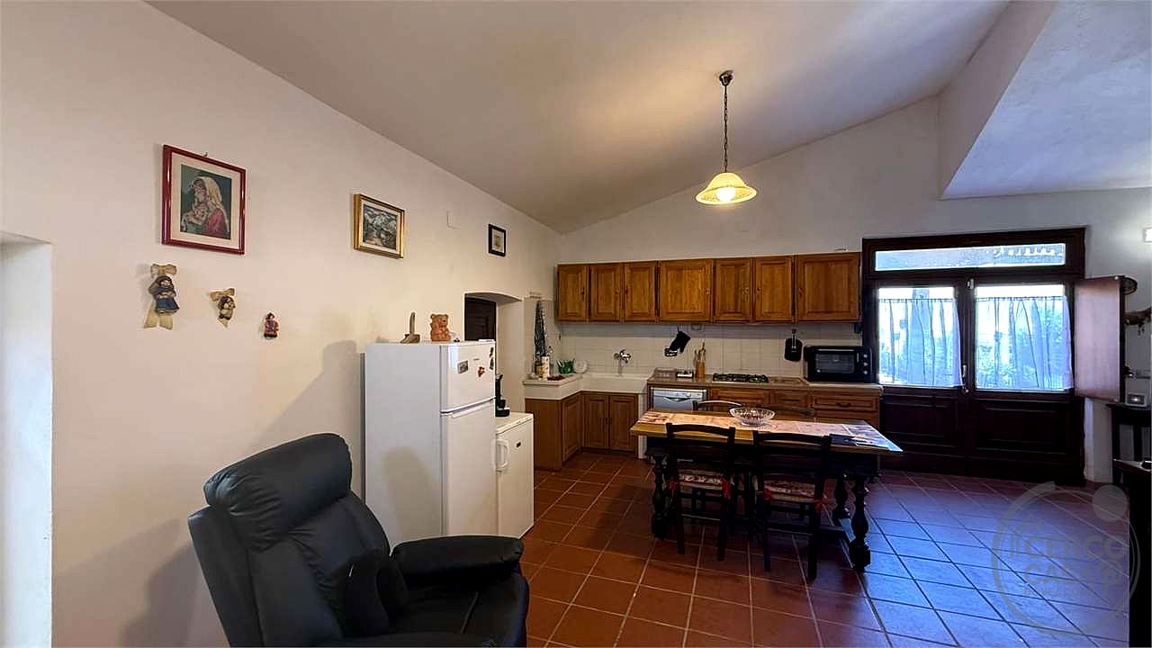 GIANO DELL'UMBRIA: CIELO-TERRA IN PIETRA CON CORTE ESCLUSIVA E DEPENDANCE