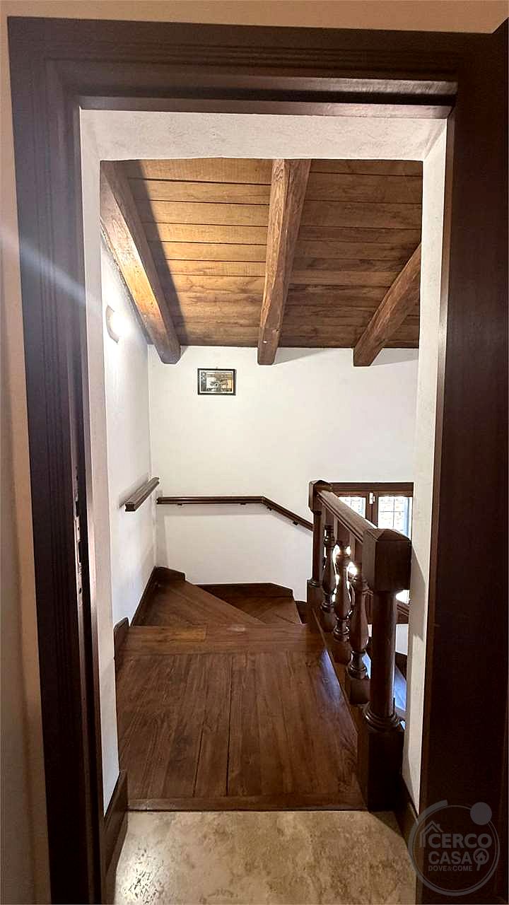 GIANO DELL'UMBRIA: CIELO-TERRA IN PIETRA CON CORTE ESCLUSIVA E DEPENDANCE