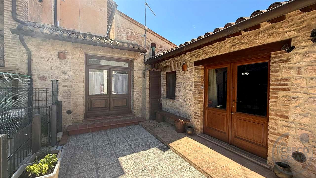 GIANO DELL'UMBRIA: CIELO-TERRA IN PIETRA CON CORTE ESCLUSIVA E DEPENDANCE