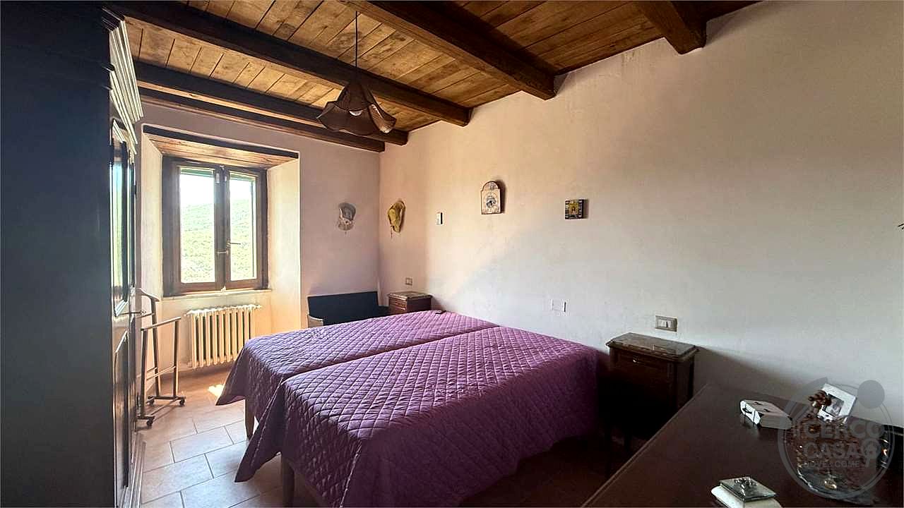 GIANO DELL'UMBRIA: CIELO-TERRA IN PIETRA CON CORTE ESCLUSIVA E DEPENDANCE