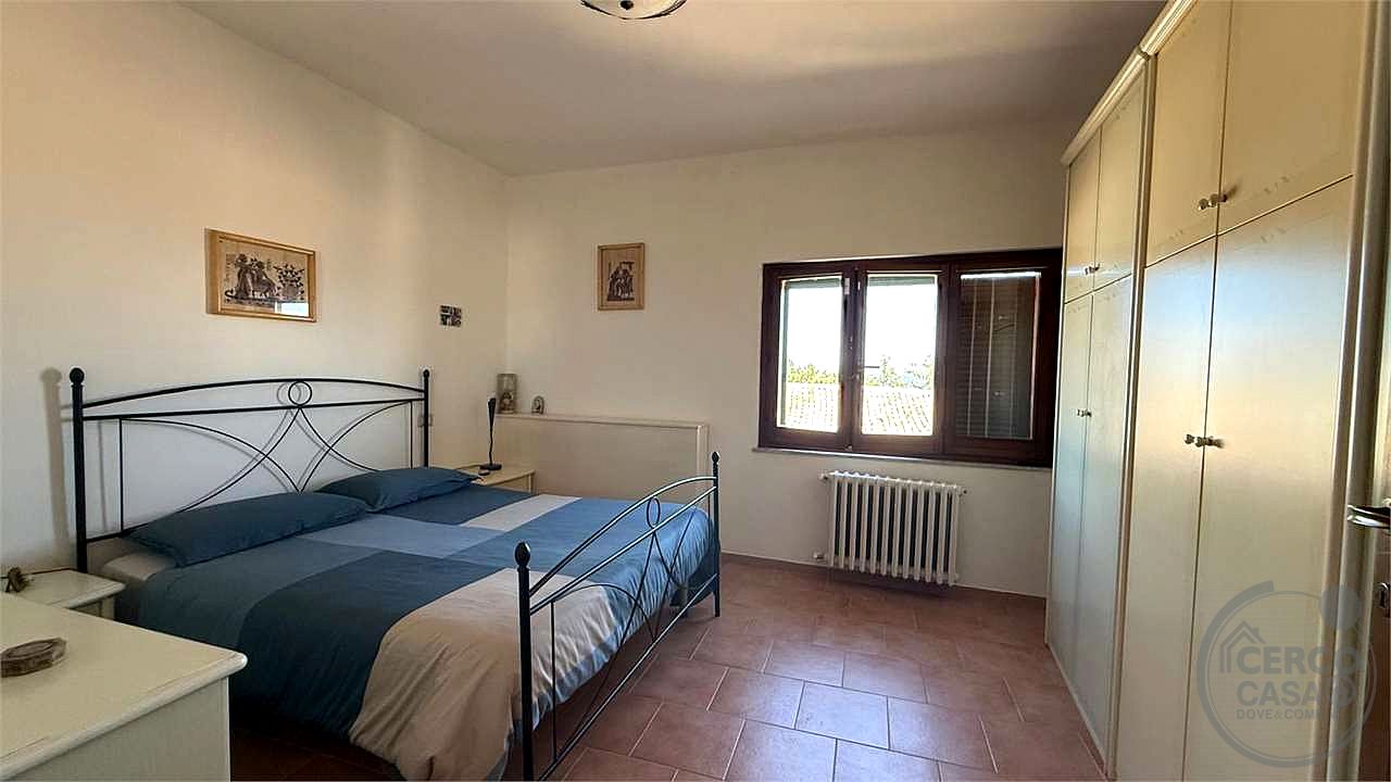 GIANO DELL'UMBRIA: CIELO-TERRA IN PIETRA CON CORTE ESCLUSIVA E DEPENDANCE