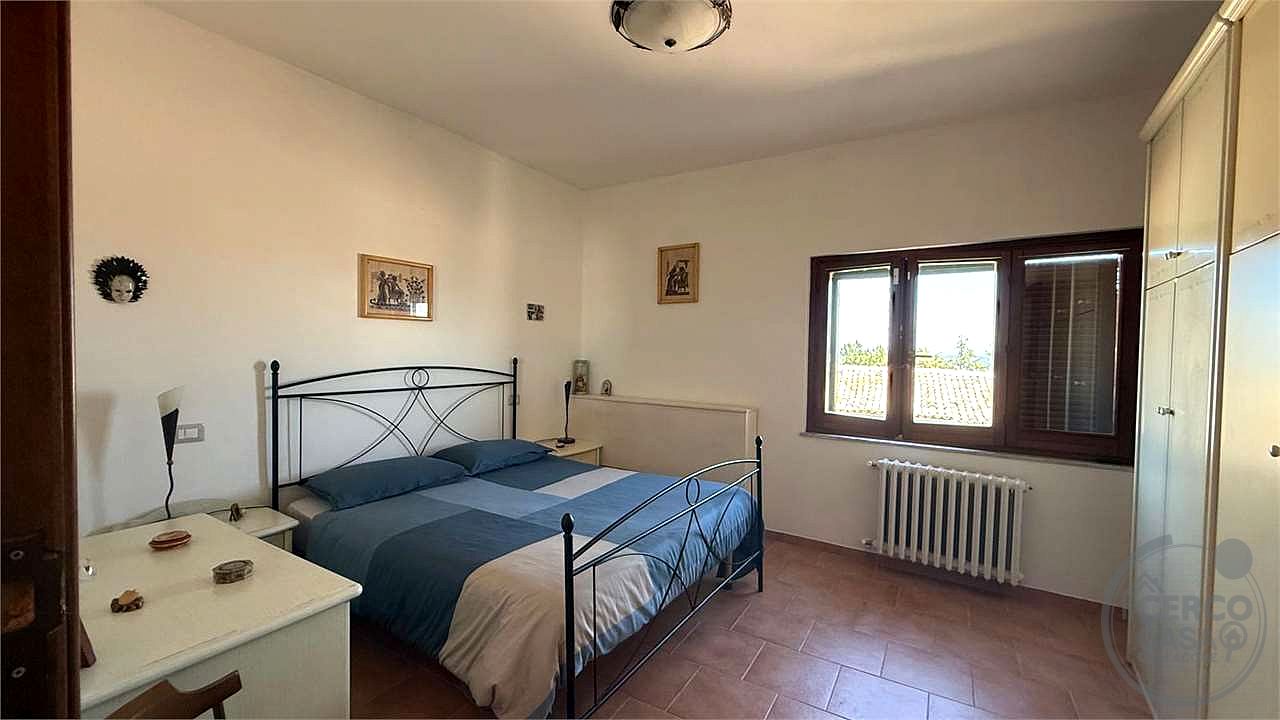 GIANO DELL'UMBRIA: CIELO-TERRA IN PIETRA CON CORTE ESCLUSIVA E DEPENDANCE