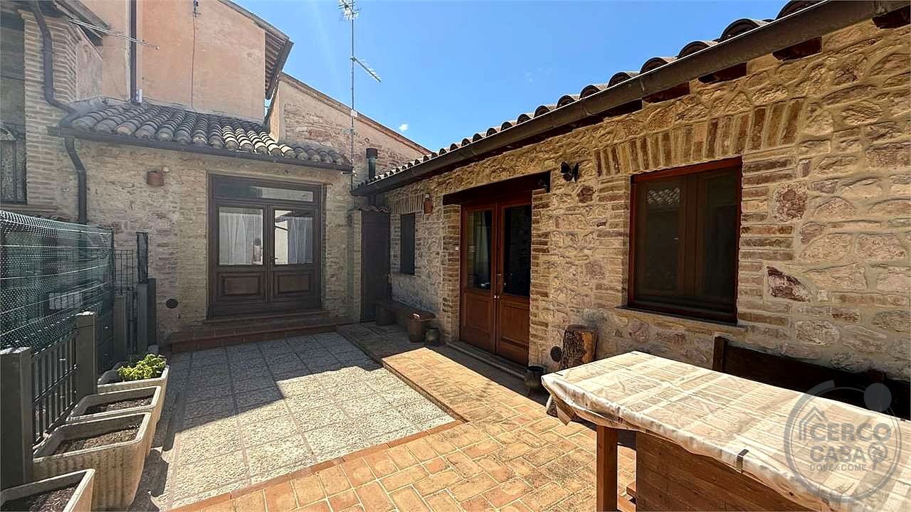 GIANO DELL'UMBRIA: CIELO-TERRA IN PIETRA CON CORTE ESCLUSIVA E DEPENDANCE