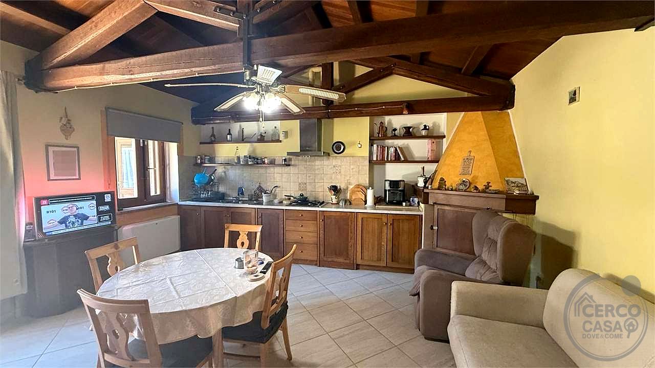 GIANO DELL'UMBRIA: CIELO-TERRA IN PIETRA CON CORTE ESCLUSIVA E DEPENDANCE