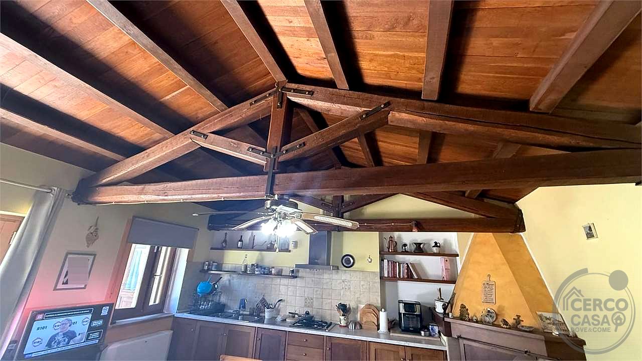 GIANO DELL'UMBRIA: CIELO-TERRA IN PIETRA CON CORTE ESCLUSIVA E DEPENDANCE