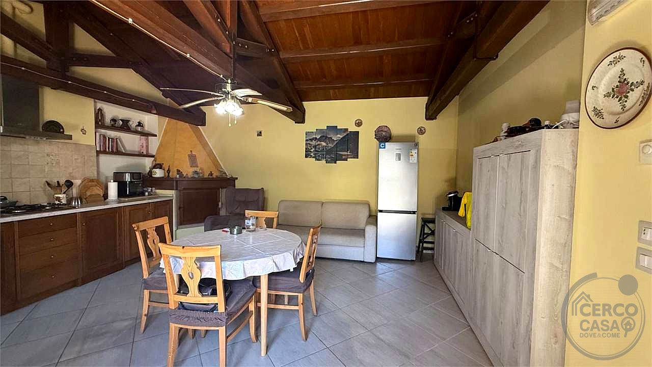 GIANO DELL'UMBRIA: CIELO-TERRA IN PIETRA CON CORTE ESCLUSIVA E DEPENDANCE