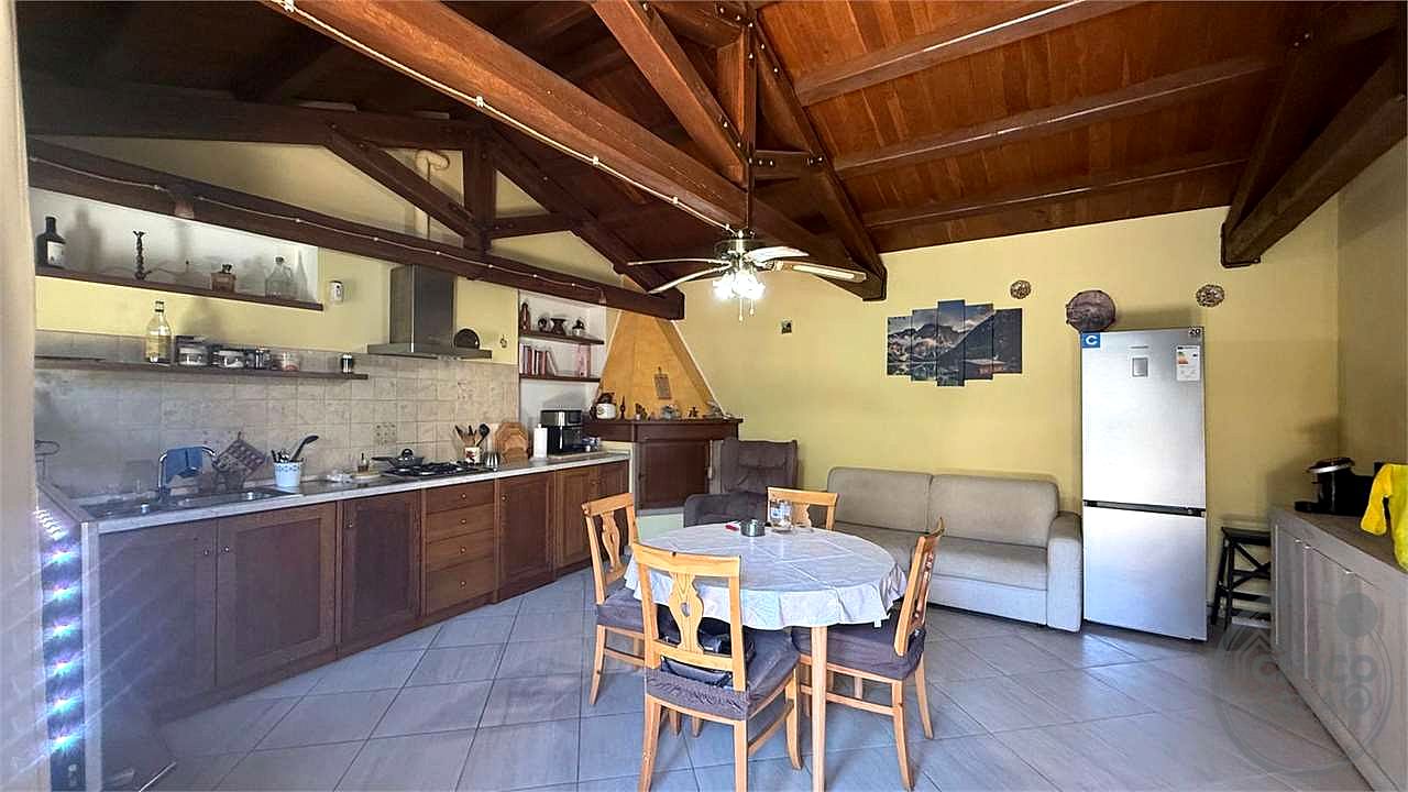 GIANO DELL'UMBRIA: CIELO-TERRA IN PIETRA CON CORTE ESCLUSIVA E DEPENDANCE