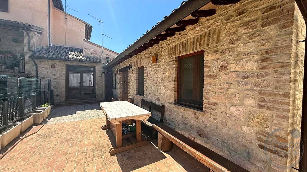 GIANO DELL'UMBRIA: CIELO-TERRA IN PIETRA CON CORTE ESCLUSIVA E DEPENDANCE