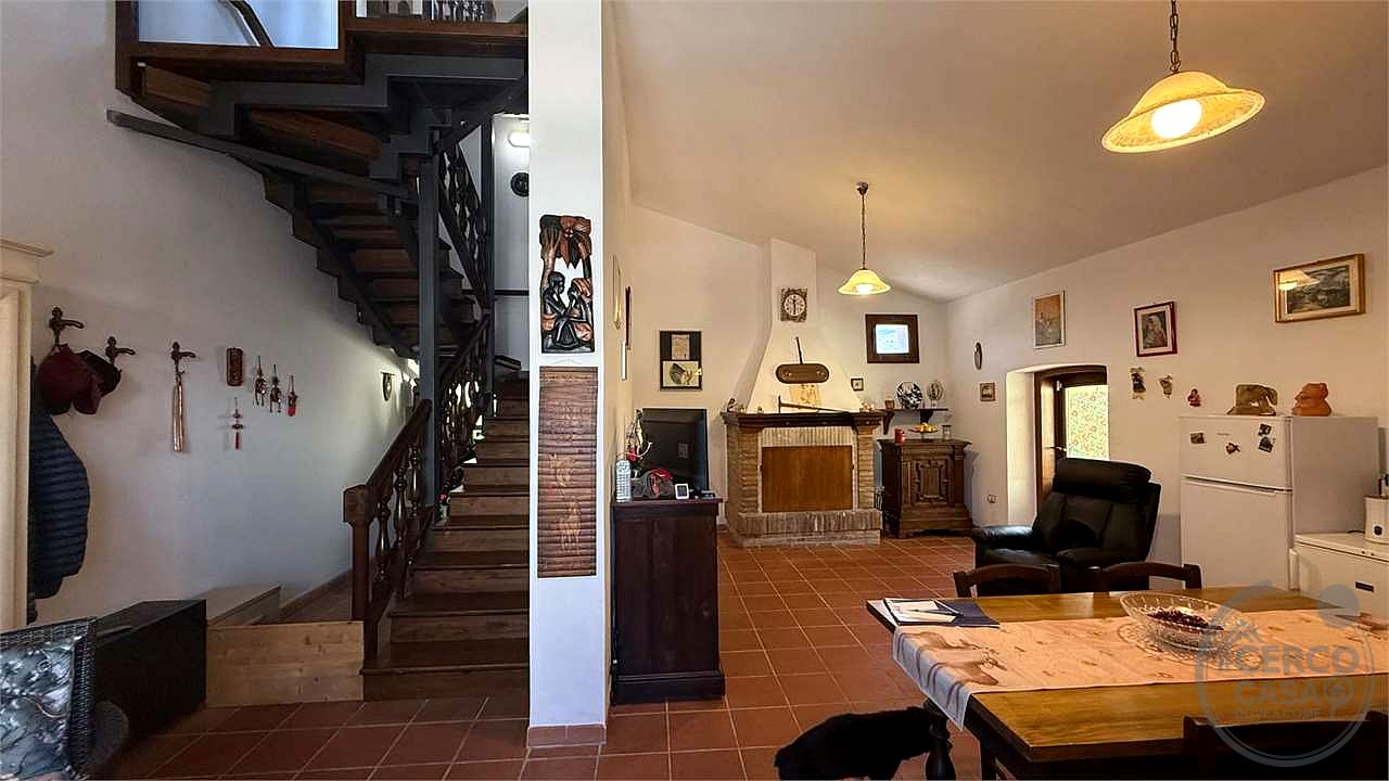 GIANO DELL'UMBRIA: CIELO-TERRA IN PIETRA CON CORTE ESCLUSIVA E DEPENDANCE