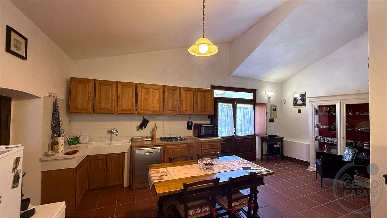 GIANO DELL'UMBRIA: CIELO-TERRA IN PIETRA CON CORTE ESCLUSIVA E DEPENDANCE